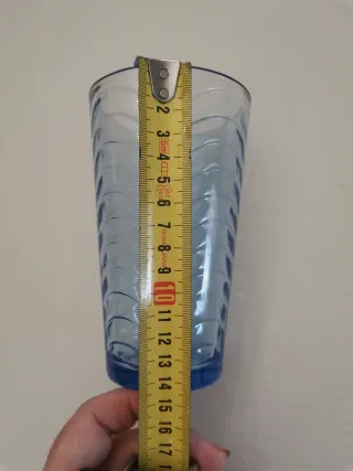 Vasos de cristal azul ondulados