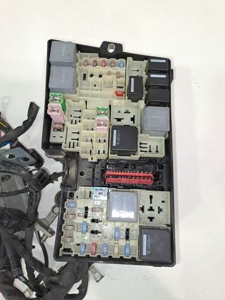 CAJA RELES / FUSIBLES VOLVO V40 (5)