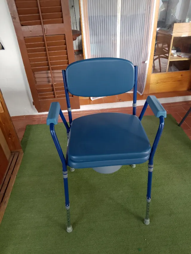 WC portátil azul y gris