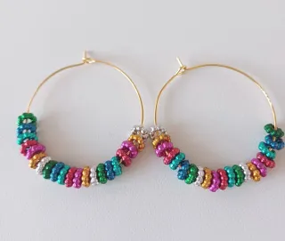 Aros dorados con cuentas multicolor