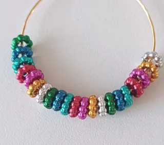 Aros dorados con cuentas multicolor