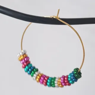 Aros dorados con cuentas multicolor