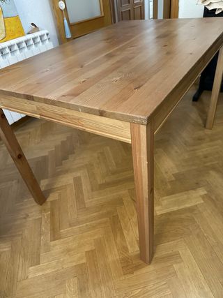 Mesa de comedor de madera con dos sillas 