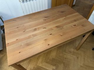 Mesa de comedor de madera con dos sillas 