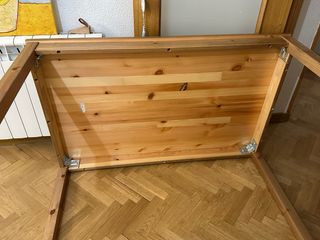 Mesa de comedor de madera con dos sillas 