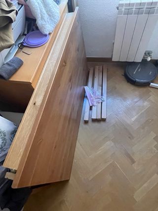 Mesa de comedor de madera con dos sillas 