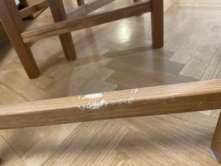 Mesa de comedor de madera con dos sillas 