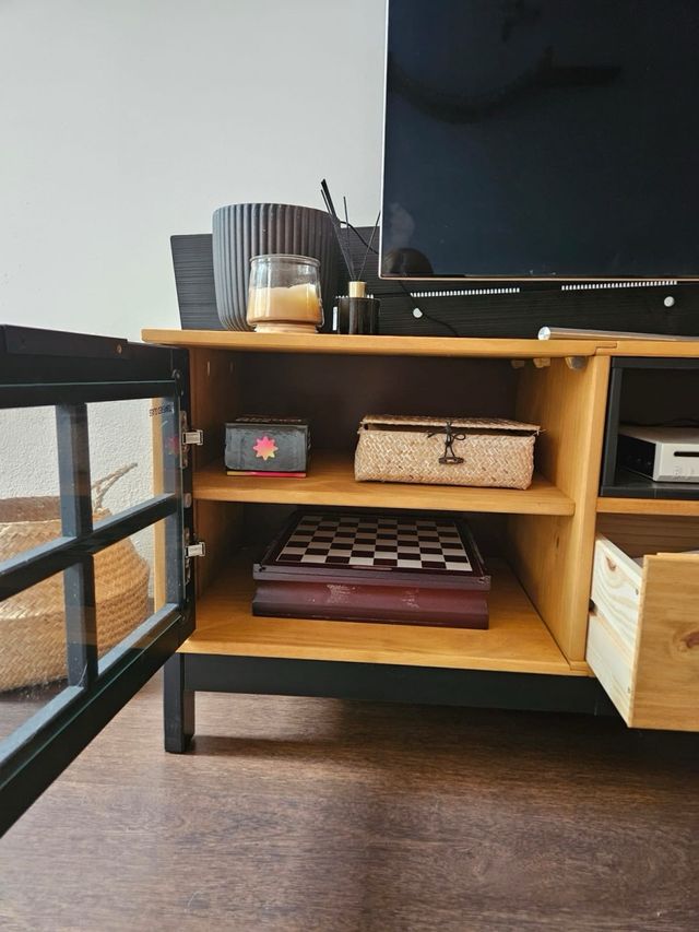 Mobile TV FLAM in legno di pino con porta in vetro