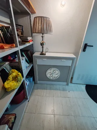 Taquillón blanco y lámpara sobremesa