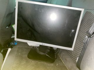Pantalla Samsung Gris/Plata
y otra LG