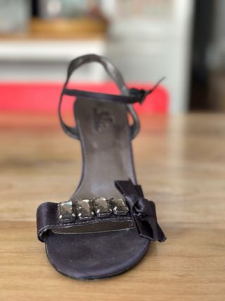 Zapatos de tacón grises con pedrería