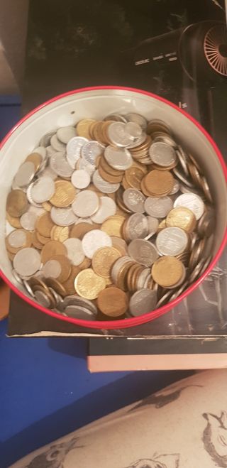 Monedas pesetas y otra