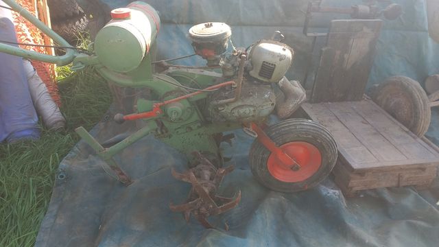 Motocultor verde con remolque