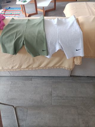 Pantalones cortos deportivos Nike verdes y blancos