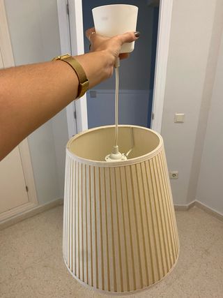 Lámpara colgante beige y blanca