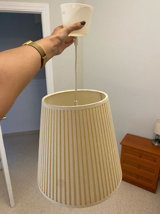 Lámpara colgante beige y blanca