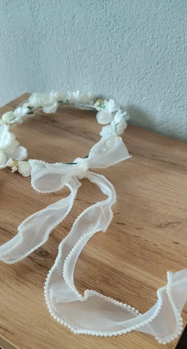 Corona de flores blancas para boda o comunión