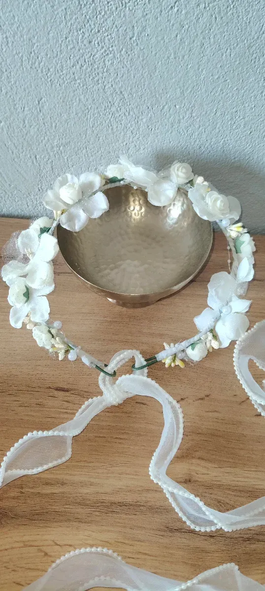 Corona de flores blancas para boda o comunión