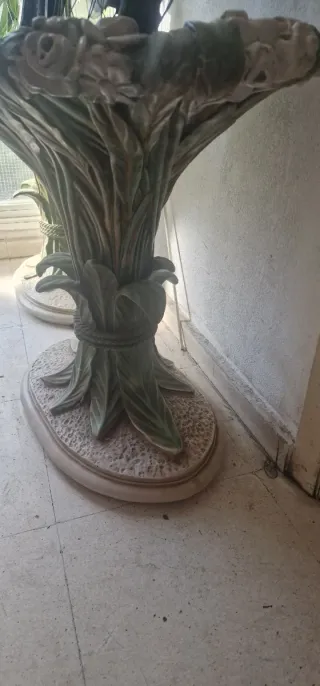 Mesa de cristal con base de piedra
