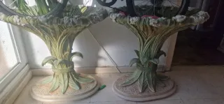 Mesa de cristal con base de piedra