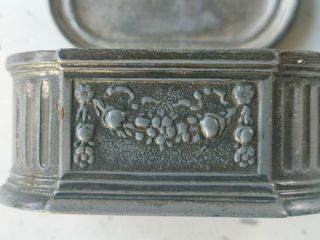 Antichi contenitori in metallo