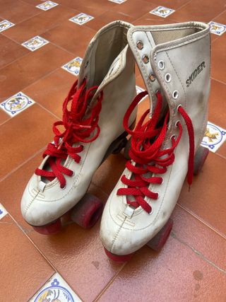 Patines Clásicos Blancos con Cordones Rojos