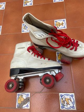 Patines Clásicos Blancos con Cordones Rojos