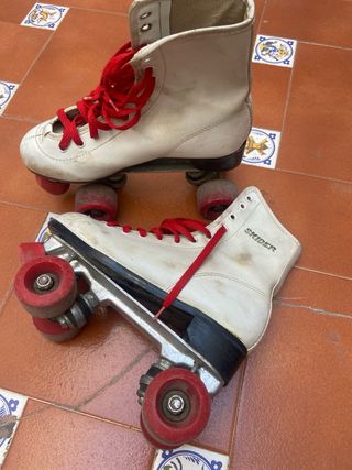 Patines Clásicos Blancos con Cordones Rojos