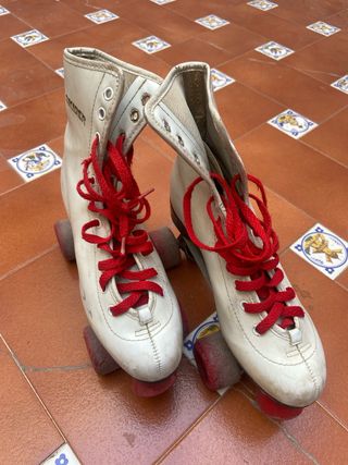 Patines Clásicos Blancos con Cordones Rojos