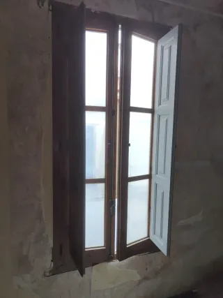 Ventana de madera con contraventanas