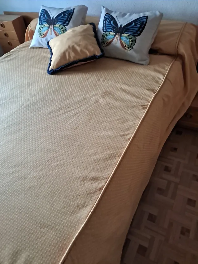 Colcha beige-amarilla cama 135