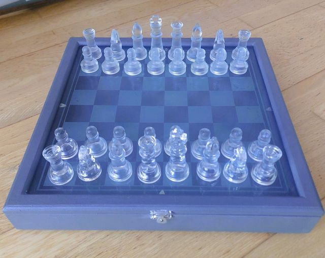 Ajedrez de cristal transparente