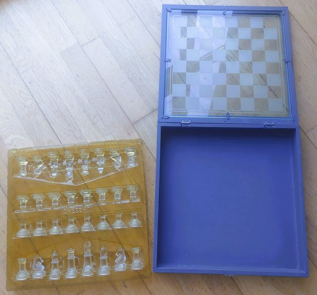 Ajedrez de cristal transparente