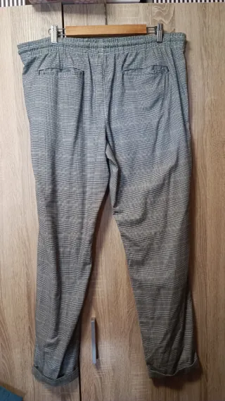 Pantalones de cuadros grises