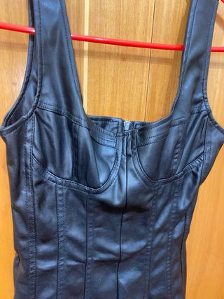 Vestido negro efecto cuero
