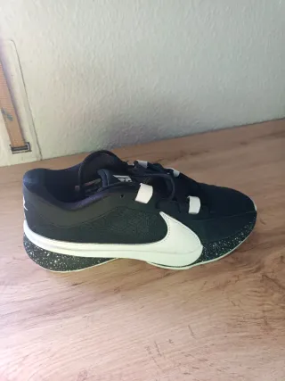 Zapatillas Nike Zoom Freak Negras y Blancas