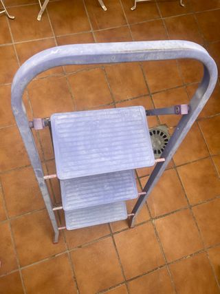 Escalera plegable morada 