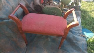 Sillón y butaca de madera y tela