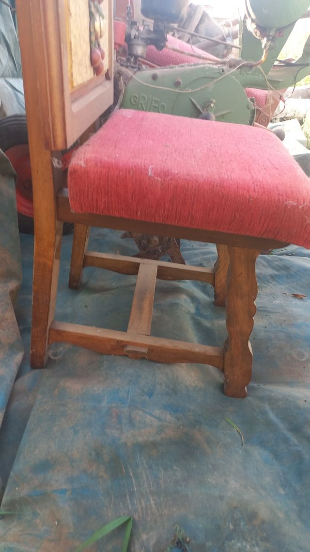 Sillón y butaca de madera y tela
