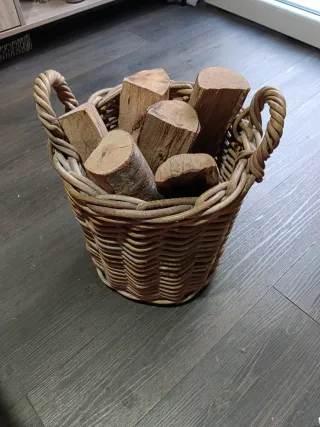 Grande cesto in vimini con bauli