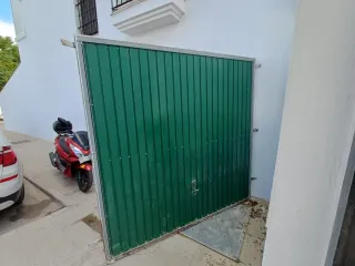 Puerta de garaje verde