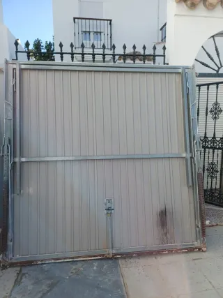 Puerta de garaje verde