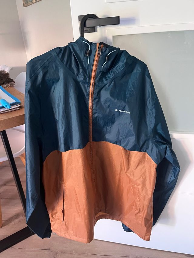 Cortavientos Quechua hombre naranja y azul