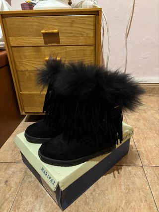 Botas Marypaz negras con flecos y plumas 