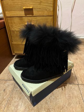 Botas Marypaz negras con flecos y plumas 
