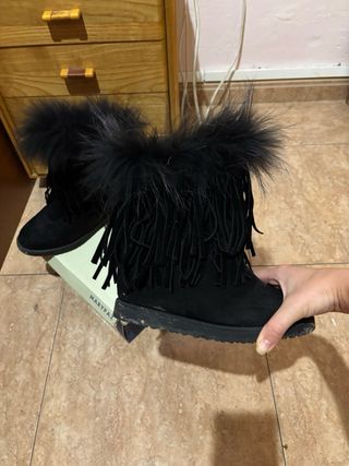 Botas Marypaz negras con flecos y plumas 