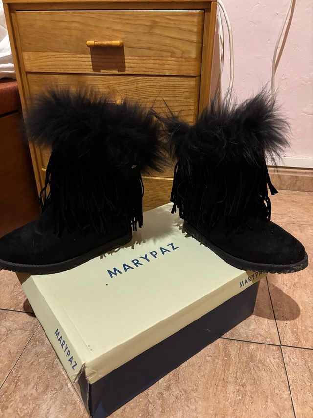 Botas Marypaz negras con flecos y plumas