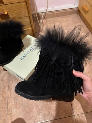 Botas Marypaz negras con flecos y plumas 