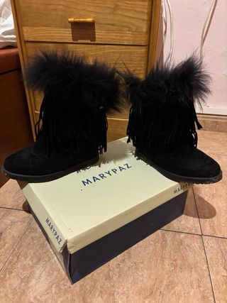 Botas Marypaz negras con flecos y plumas 