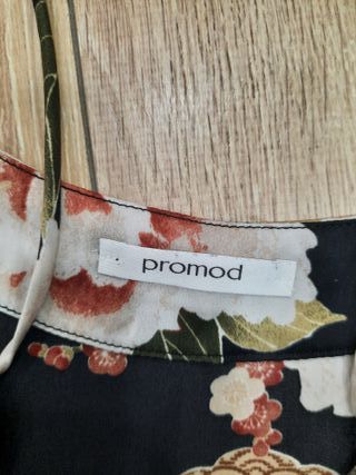 Camiseta lencera Promod floral negra